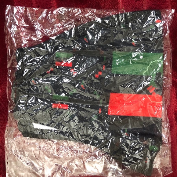 Red Black Green cloth face Mask - Picture 5 of 6